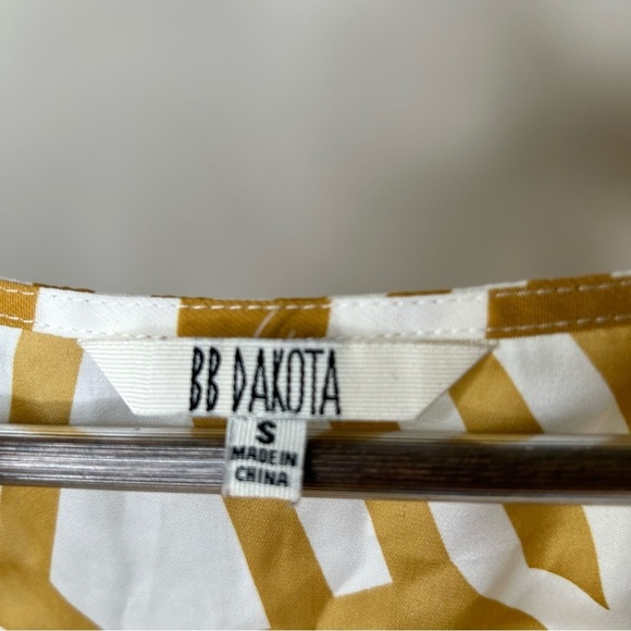 BB Dakota Asymmetrical Geometric Print Sleeveless Blouse Gold & White Small - Picture 5 of 8